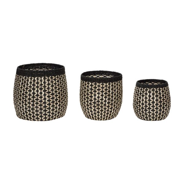 Tre vævede opbevaringskurve i forskellige størrelser arrangeret i en linje, med sorte og naturlige beige zigzag-mønstre, mod en hvid baggrund, kurateret af Tomorrowsdesign.