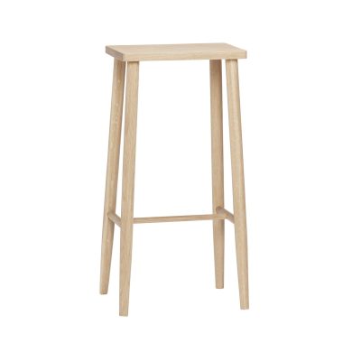 En høj, minimalistisk barstol i træ med fire slanke, lodrette ben, der understøtter et firkantet sæde, fremvist som et stykke designermøbel mod en almindelig hvid baggrund.