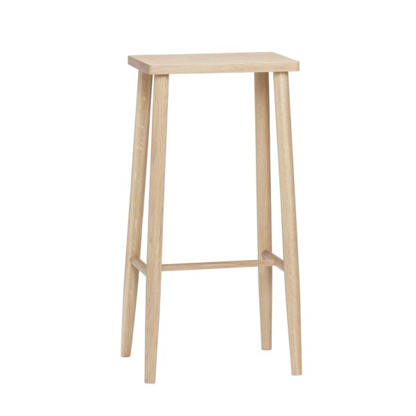 En høj, minimalistisk barstol i træ med fire slanke, lodrette ben, der understøtter et firkantet sæde, fremvist som et stykke designermøbel mod en almindelig hvid baggrund.