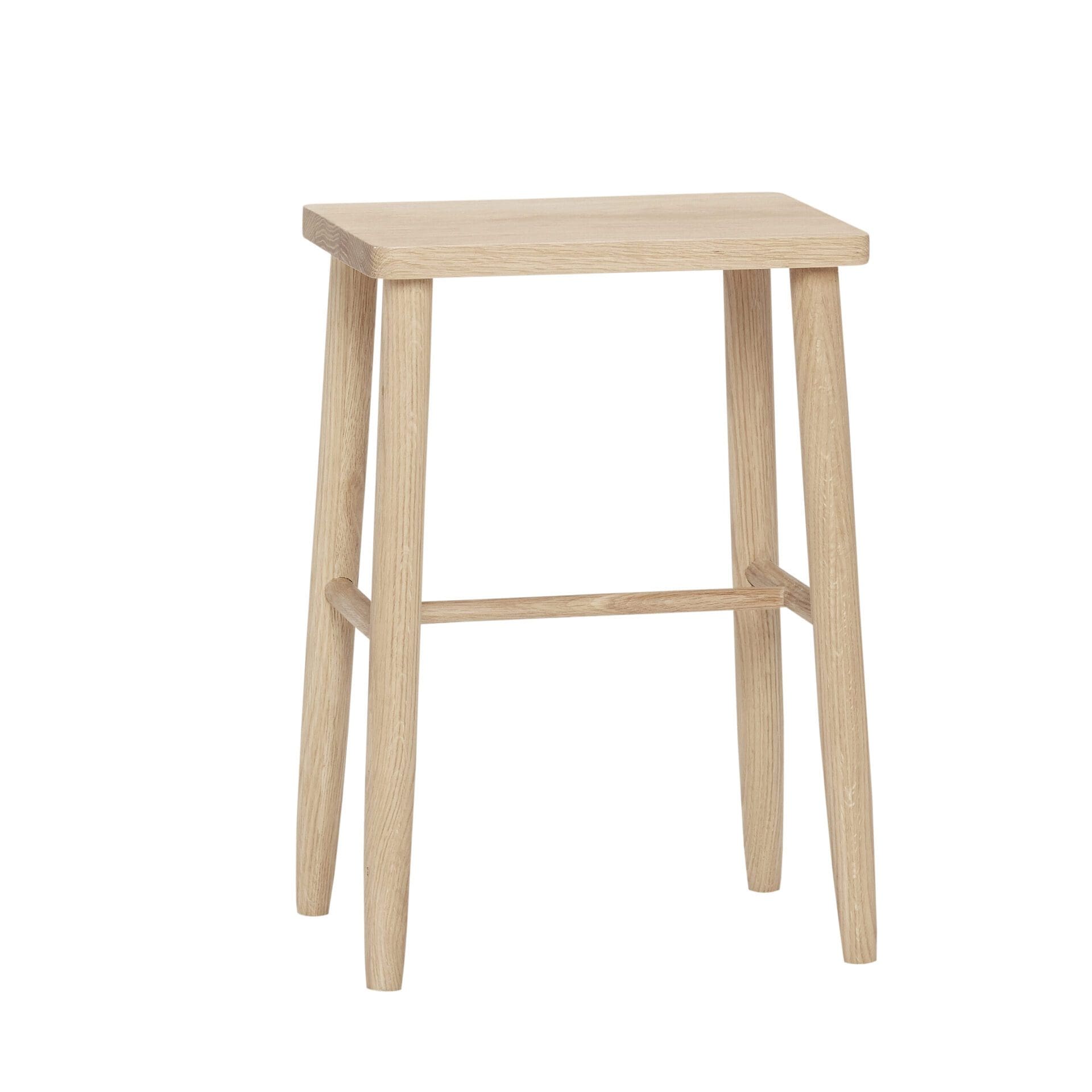 En enkel barstol i træ, designet som en designermøbel, med fire ben og et rektangulært sæde, isoleret på en hvid baggrund.