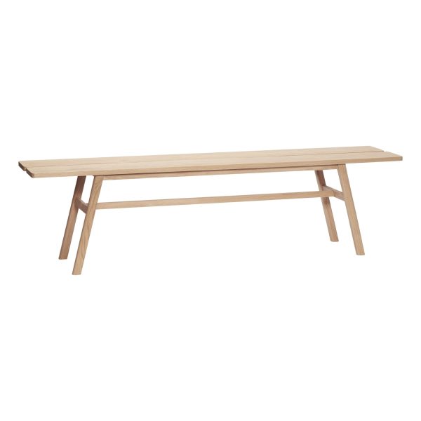En minimalistisk designermøbel træbænk med et langt, smalt sæde og vinklede ben, isoleret på en almindelig hvid baggrund.