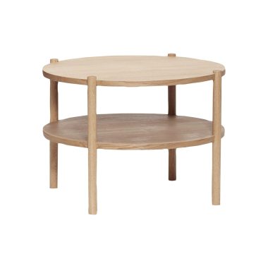 Et rundt, to-lags designer sofabord i træ med en naturlig finish, med fire ben og en nederste hylde, isoleret på en hvid baggrund.