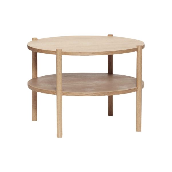 Et rundt, to-lags designer sofabord i træ med en naturlig finish, med fire ben og en nederste hylde, isoleret på en hvid baggrund.
