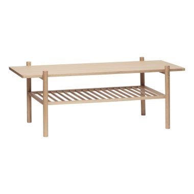 Et sofabord i træ med en glat plade og en nederste hylde med lamel, isoleret på en hvid baggrund. Bordet har fire robuste ben og enkelt, moderne design.
