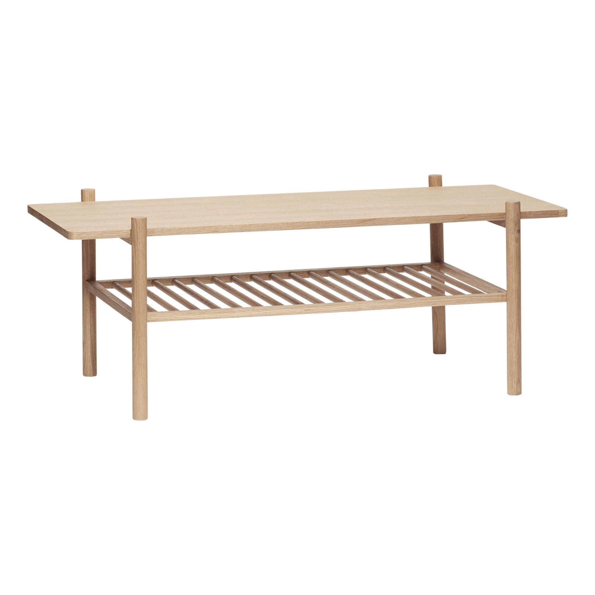 Et sofabord i træ med en glat plade og en nederste hylde med lamel, isoleret på en hvid baggrund. Bordet har fire robuste ben og enkelt, moderne design.