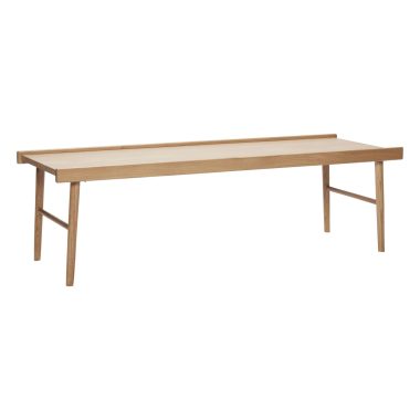 Et enkelt spisebord i træ med en slank bordplade og fire vinklede ben, isoleret på en hvid baggrund, afspejler et minimalistisk design.