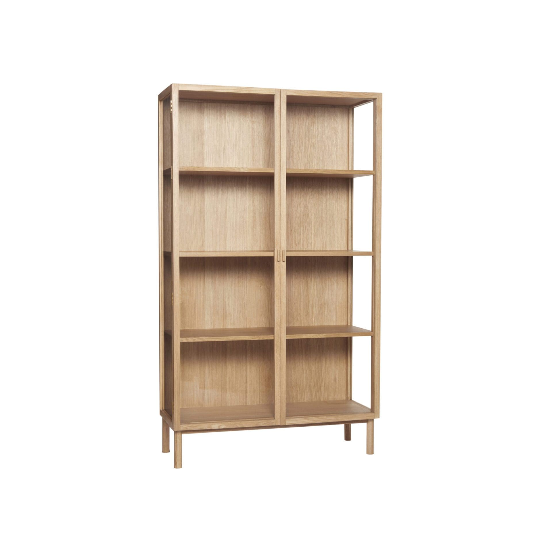 En designer-reol i træ med glaslåger på én sektion, med flere hylder. Det er sat mod en almindelig, lys baggrund.