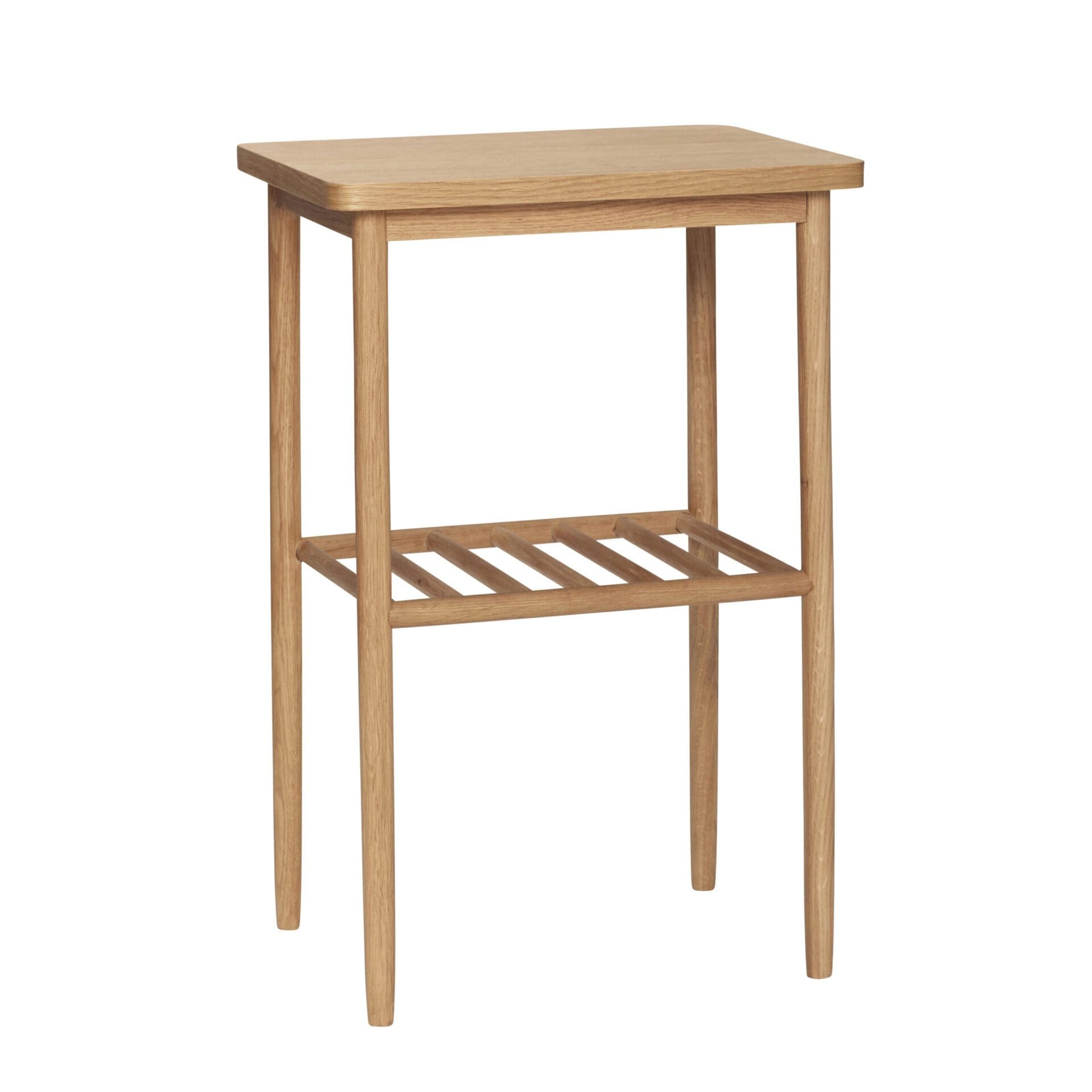 Et sidebord i træ med en flad plade og en nederste hylde med sprosser, isoleret på en hvid baggrund, med Tomorrowsdesign.