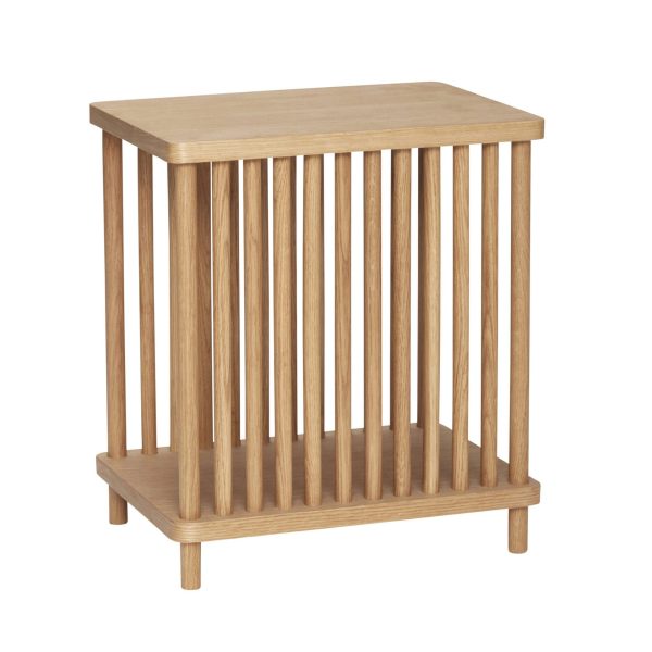 Et designer sidebord med et lodret lameldesign og en nederste hylde, sat mod en almindelig hvid baggrund.