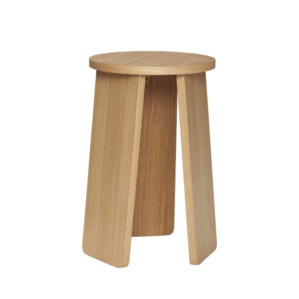 En enkel træskammel med tre ben og en rund top, designet som en designermøbel, isoleret mod en hvid baggrund.
