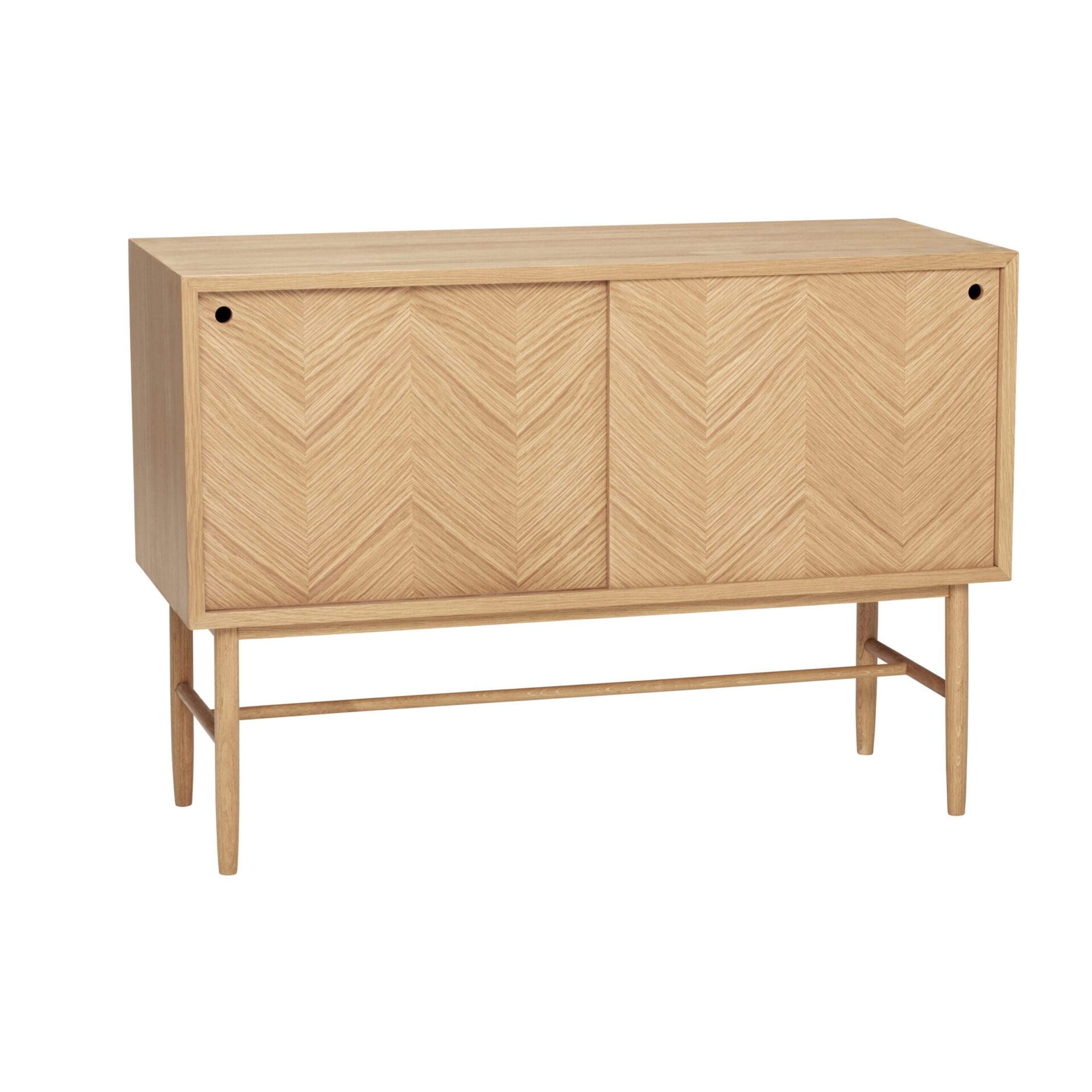 En moderne træskænk med chevronmønstrede låger og slanke ben, isoleret mod en hvid baggrund. Denne designermøbel har to døre og synlige grebshuller i de øverste hjørner.
