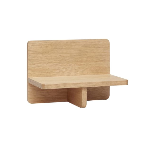 En minimalistisk skrivebordsarrangør i træ med en flad hylde og et bagpanel i fuld længde, lavet af lyst egetræ og fremviser et skandinavisk design, isoleret på en hvid baggrund.