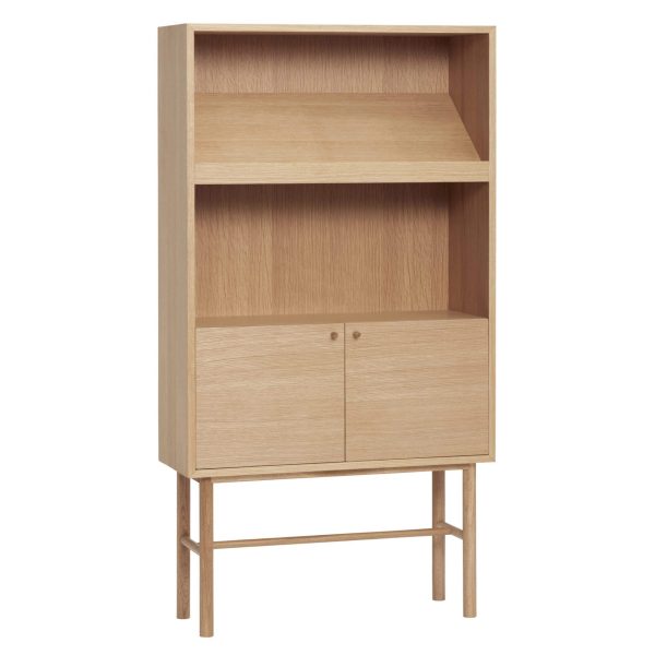 Et moderne træskab med to låger på nederste halvdel og åbne hylder på toppen, forhøjet på slanke ben. Træet har en let naturlig finish og har en Tomorrows-design-æstetik.
