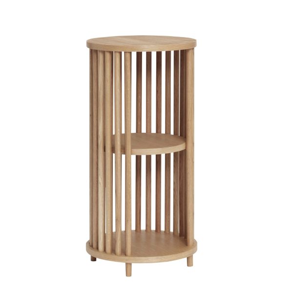 Et cylindrisk designskab i træ med lodrette lameller, med to åbne hylder, sat mod en almindelig hvid baggrund.