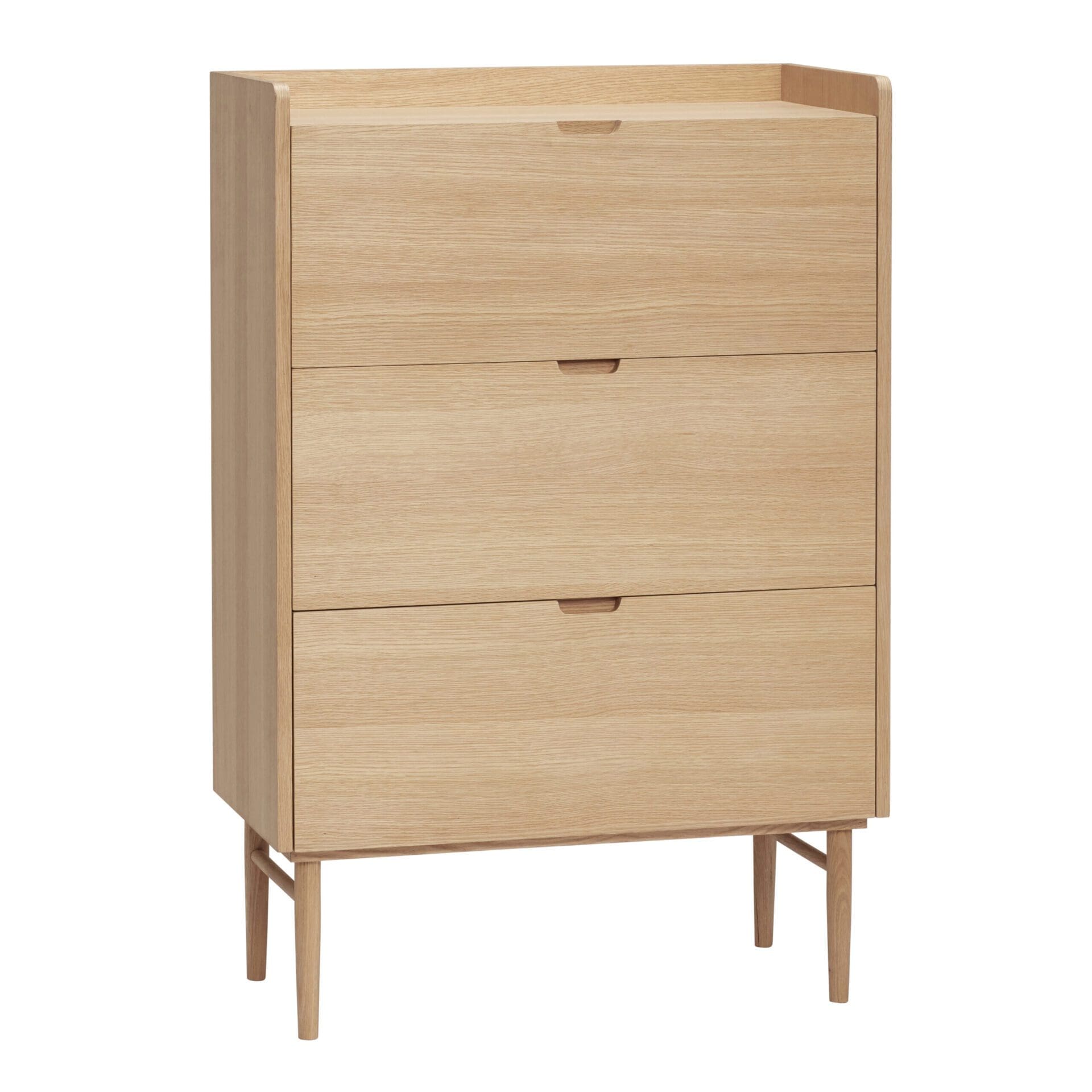 Et moderne design skoskab i egetræ med tre udtræksskuffer og slanke ben, isoleret på en hvid baggrund.