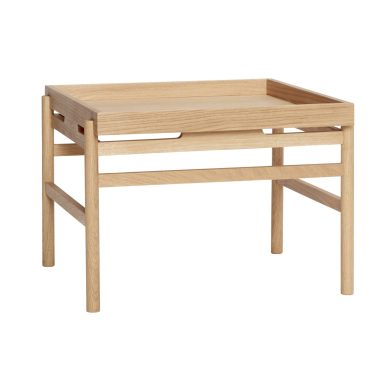 Et simpelt træbord med en flad bordplade og en nederste hylde, designet af Tomorrowsdesign, understøttet af fire robuste ben, isoleret på en hvid baggrund.