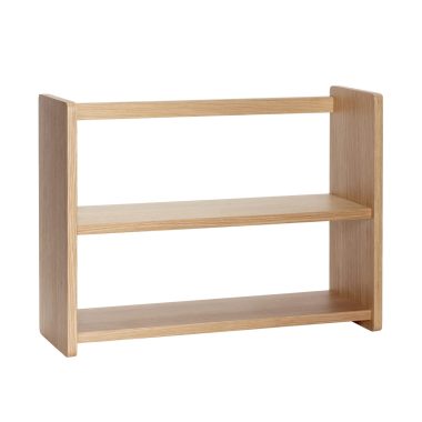 En minimalistisk bogreol i træ med to hylder, stående mod en hvid baggrund. Bogreolen har et enkelt, moderne design af Tomorrowsdesign med en lys egetræsfinish.