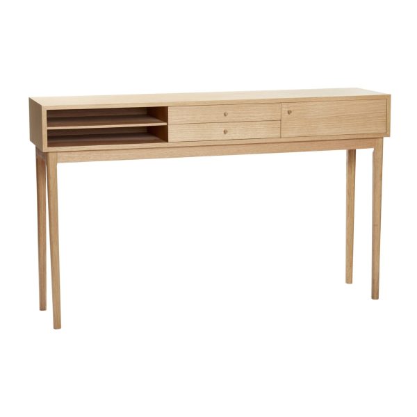 Et moderne konsolbord i træ med et minimalistisk interiørdesign med slanke ben, to slanke skuffer og en åben hylde, isoleret på en hvid baggrund.