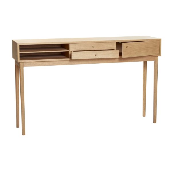 Et moderne skrivebord i træ med tynde ben, to lavvandede skuffer i midten og en dyb skuffe til højre, alt sammen mod en almindelig hvid baggrund. Perfekt til et moderne interiør.