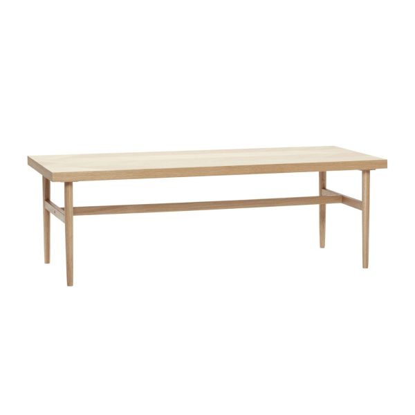 Et enkelt træbord med en lys bordplade og matchende slanke ben, med et minimalistisk og moderne interiørdesign. Bordet vises på en almindelig hvid baggrund.