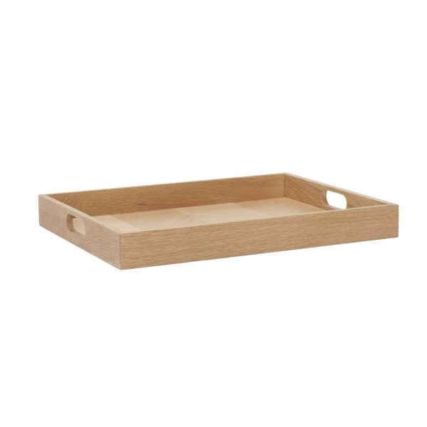 En enkel serveringsbakke i træ med udskårne håndtag, med Tomorrows-designstil, på hvid baggrund.