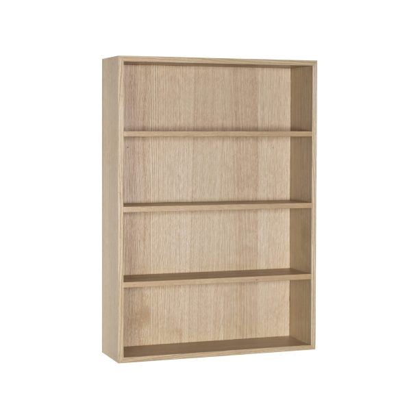 En bogreol i træ med fire hylder, stående mod en almindelig hvid baggrund. Bogreolen har en lys egetræsfinish og et enkelt designdesign.