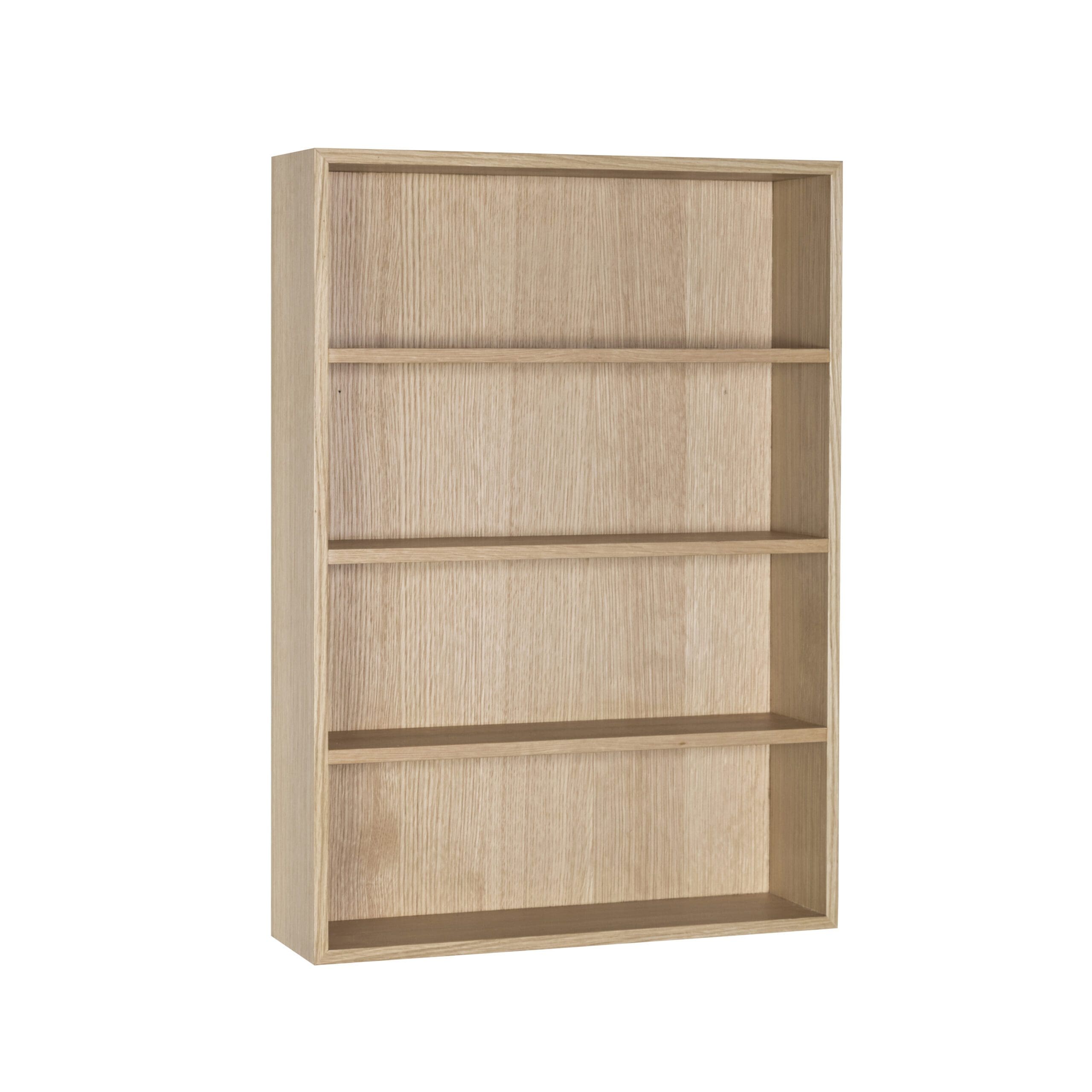 En bogreol i træ med fire hylder, stående mod en almindelig hvid baggrund. Bogreolen har en lys egetræsfinish og et enkelt designdesign.