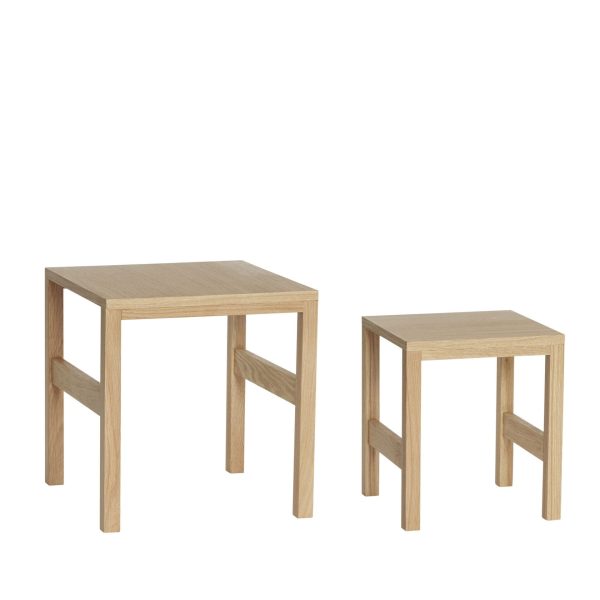 To almindelige træborde i forskellige størrelser, isoleret mod en hvid baggrund. Bordene har en let naturlig træfinish og et enkelt, rektangulært designermøbeldesign.