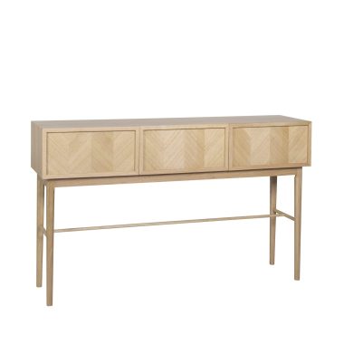 En minimalistisk træskænk med sildebensmønstrede låger og en slank metalramme, isoleret mod en almindelig baggrund, perfekt som designermøbel til interiør.