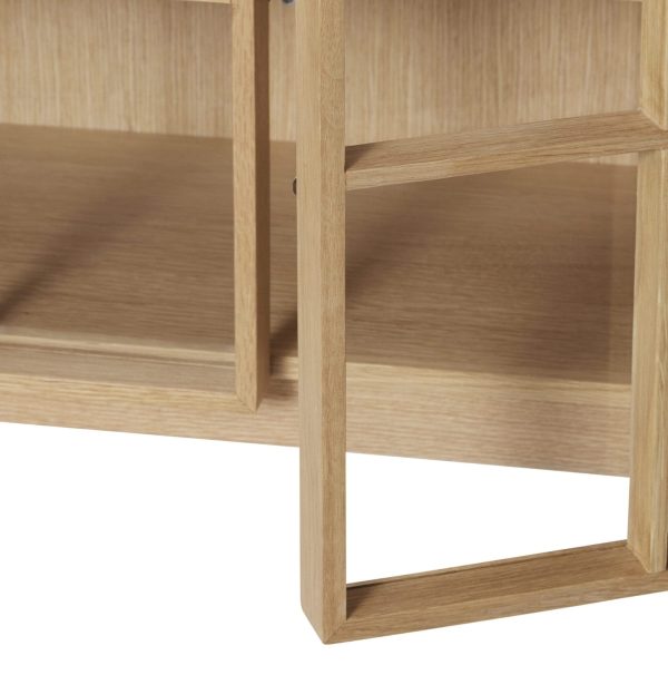 Nærbillede af en designer-reol i træ med fokus på teksturerne og detaljerne i træets årer og samlinger.