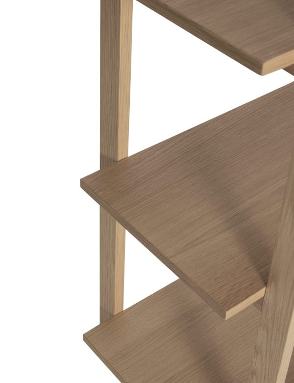 Nærbillede af en designerhylde i træ, der viser detaljerne i snedkerarbejdet og trækornet, med fokus på skæringspunktet mellem to hylder og en lodret støtte.