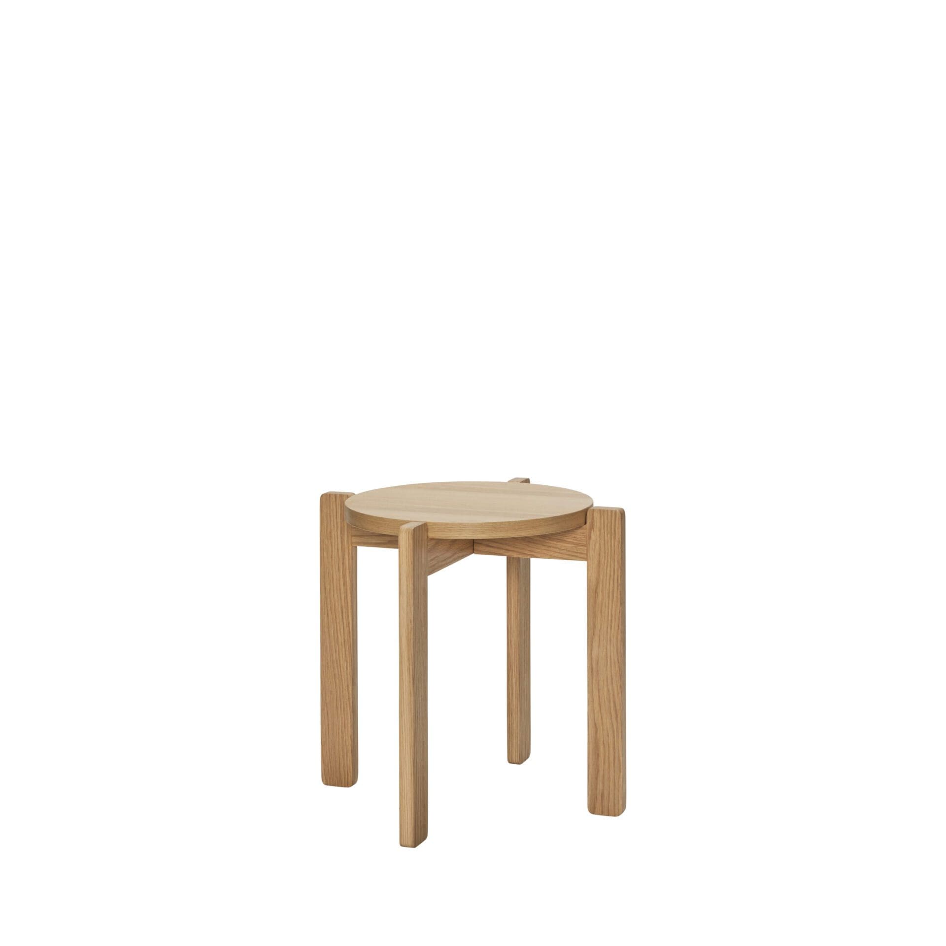 En simpel HÜBSCH - Altid Taburet med en rund top og fire lige ben, isoleret på en almindelig hvid baggrund.