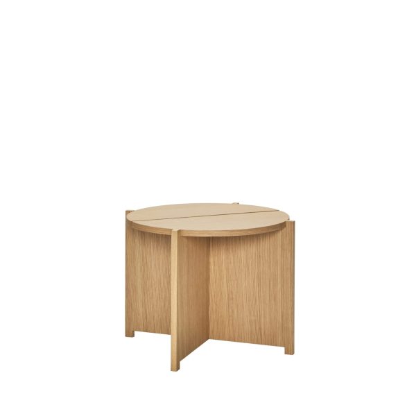 Et rundt sidebord i træ med et moderne Tomorrows-design og et låg, der løftes til intern opbevaring, sat mod en solid hvid baggrund.