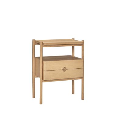 Et natbord i lyst egetræ med en øverste hylde og en enkelt skuffe med et rundt, centreret håndtag, isoleret på en hvid baggrund - et ægte Tomorrows-design.