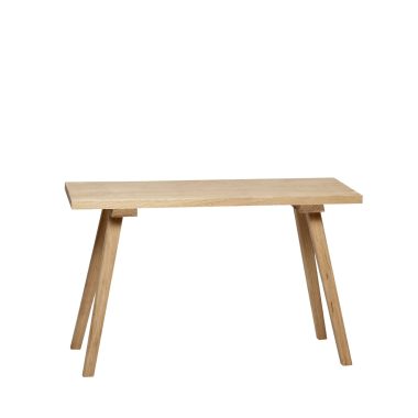 En simpel HÜBSCH - Nomad Bænk med en flad top og vinklede ben, placeret mod en almindelig hvid baggrund.