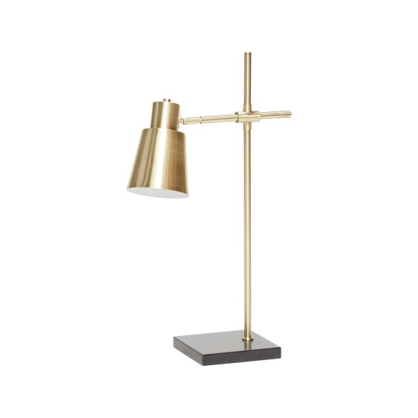 En moderne skrivebordslampe i messing med en kegleformet skærm, monteret på et lodret stativ med et designerdesign og en firkantet, skifergrå base.