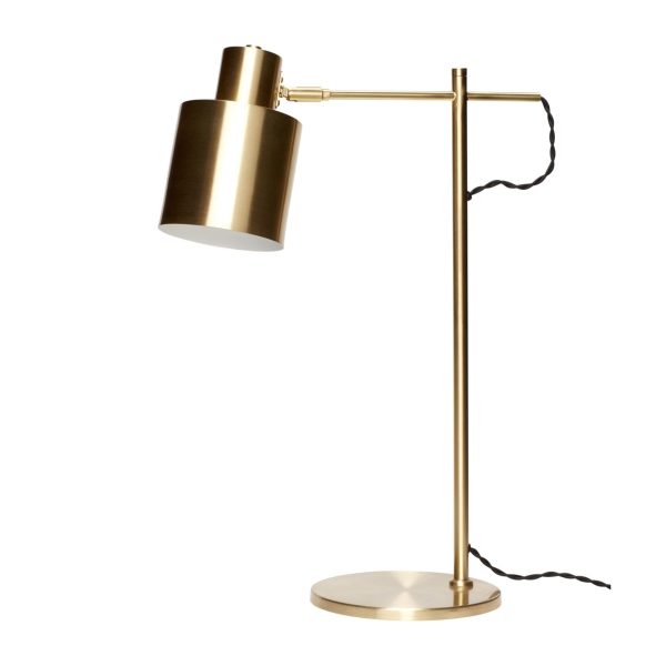En moderne skrivebordslampe med guldfinish, med en justerbar arm og en cylindrisk skærm, sat mod en hvid baggrund. Denne designerlampe har en cirkulær base og en synlig sort strømledning.