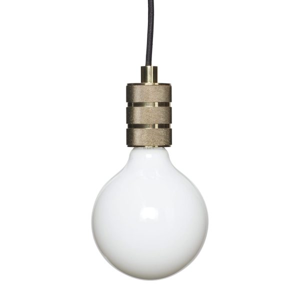 En enkelt HÜBSCH - Simple Pendel Lampe med en stor, rund, hvid pære og en dekorativ messingfatning, fastgjort til et sort stofkabel, isoleret på en hvid baggrund.