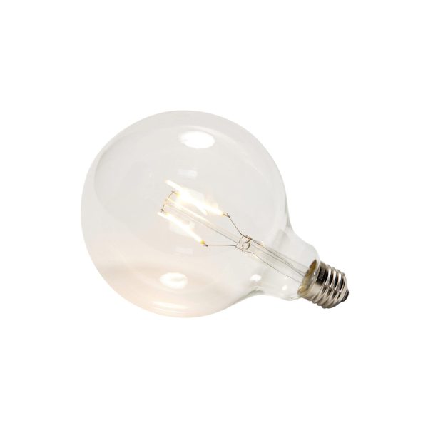 En enkelt HÜBSCH - LED Lampe Pære med en klar glaskugle og synlig glødetråd, isoleret mod en hvid baggrund.