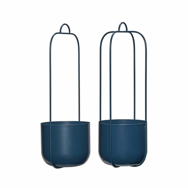 To blå hængende plantekasser med høje, slanke metalstandere på hvid baggrund. Hver plantekasse har et glat, afrundet Tomorrows-design og et løkkehåndtag øverst til ophæng