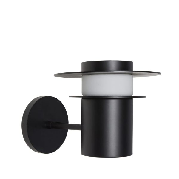 En moderne udendørs væglampe med en cylindrisk sort krop og en flad top, med en cirkulær semi-transparent hvid diffuser klemt mellem to metalskiver. Baggrunden er almindelig hvid, hvilket afspejler dens Tom