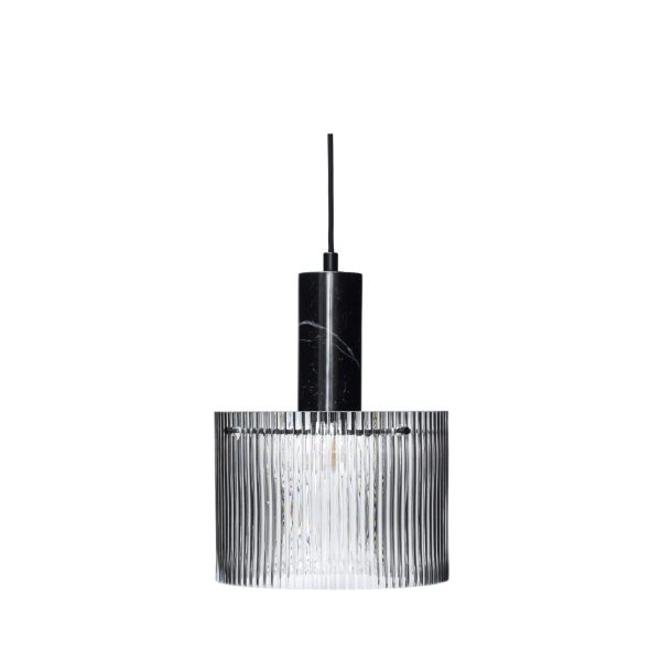 En HÜBSCH pendel med en slank sort montering og en cylindrisk klar glasskærm med lodrette kanter, hvilket skaber en kruset effekt. Baggrunden er hvid, hvilket fremhæver designets enkelhed og elegance.
