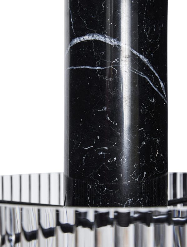Nærbillede af en ridset sort cylindrisk HÜBSCH - Revolve Loftlampe Ø25 med en reflekterende sølvmetalkomponent forneden med flere hængekroge. baggrunden er hvid.