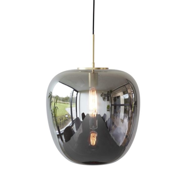 En moderne pendel med en reflekterende glasskærm og en synlig glødetrådspære, der hænger på en hvid baggrund med reflektioner af et indvendigt rum, præsenteret af Tomorrowsdesign.