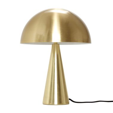 En moderne bordlampe med en skinnende guldfinish, med en kuppelformet skærm og en konisk base, isoleret på en hvid baggrund. Lampens ledning er synlig og slæber til den ene side.