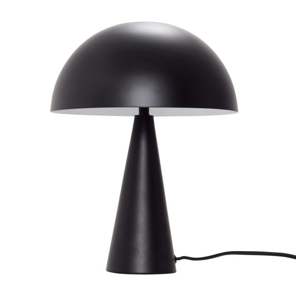 En moderne sort design bordlampe med en glat, kuppelformet skærm og en konisk base, isoleret på en hvid baggrund, med en elektrisk ledning, der strækker sig fra bunden.