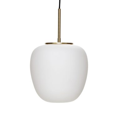 En enkelt hvid pendel med en afrundet, uigennemsigtig glasskærm og et messingarmatur. Denne designermøbel hænger fra en sort snor mod en hvid baggrund.