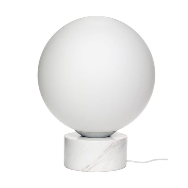 En moderne HÜBSCH - Kuglelampe med en sfærisk hvid skærm monteret på en cylindrisk marmorbase, med en synlig strømledning.