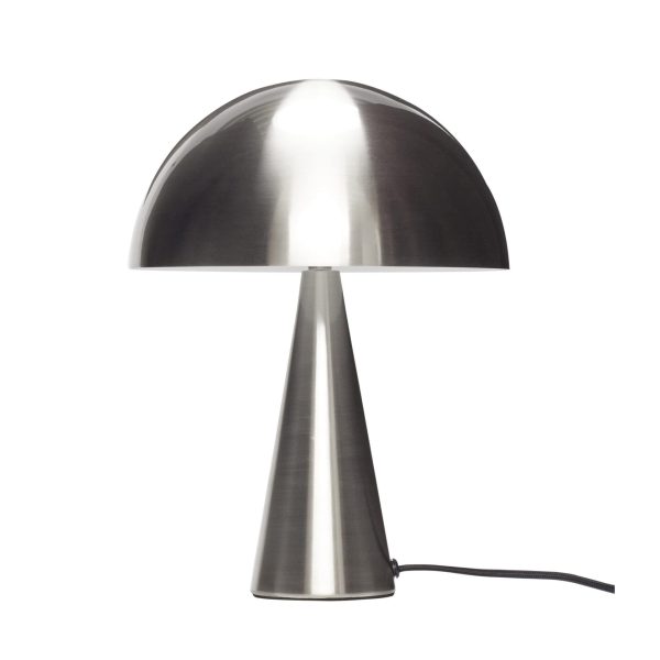 En moderne designer bordlampe med en slank finish i børstet rustfrit stål, med en kuppelformet skærm og en cylindrisk base. Lampen er slukket og er isoleret på en hvid baggrund med en synlig effekt