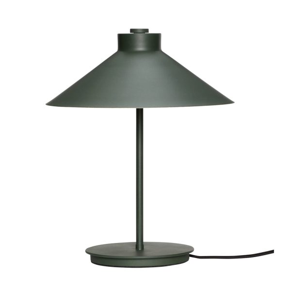En designer matgrøn bordlampe med en konisk skærm, slank hals og cirkulær base på hvid baggrund. Lampen har et synligt sort strømkabel, der strækker sig fra bunden.